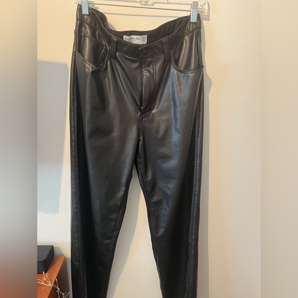 Abercrombie- 90s High Rise Relaxed Pant- Black Vegan Leather (Size US 31/12)